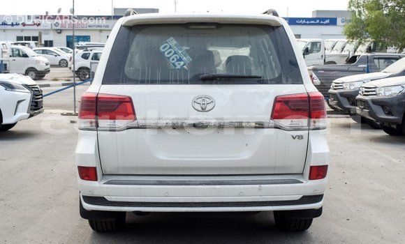 Buy Import Toyota Land Cruiser White Car in Import - Dubai in Great Comore Buy Import Toyota Land Cruiser White Car in Import - Dubai in Great Comore