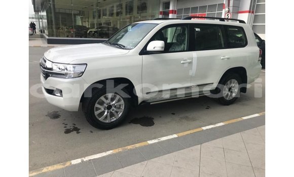 Buy Import Toyota Land Cruiser White Car in Import - Dubai in Great Comore Buy Import Toyota Land Cruiser White Car in Import - Dubai in Great Comore