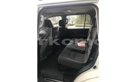 Buy Import Toyota Land Cruiser White Car in Import - Dubai in Great Comore Buy Import Toyota Land Cruiser White Car in Import - Dubai in Great Comore