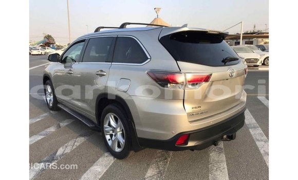 Acheter Import Voiture Toyota Highlander Beige à Import - Dubai, Grande Comore Acheter Import Voiture Toyota Highlander Beige à Import - Dubai, Grande Comore