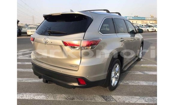 Acheter Import Voiture Toyota Highlander Beige à Import - Dubai, Grande Comore Acheter Import Voiture Toyota Highlander Beige à Import - Dubai, Grande Comore