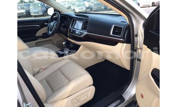 Acheter Import Voiture Toyota Highlander Beige à Import - Dubai, Grande Comore Acheter Import Voiture Toyota Highlander Beige à Import - Dubai, Grande Comore