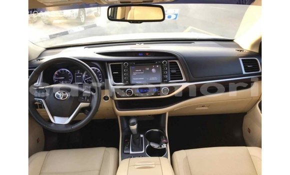Acheter Import Voiture Toyota Highlander Beige à Import - Dubai, Grande Comore Acheter Import Voiture Toyota Highlander Beige à Import - Dubai, Grande Comore