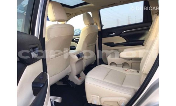Acheter Import Voiture Toyota Highlander Beige à Import - Dubai, Grande Comore Acheter Import Voiture Toyota Highlander Beige à Import - Dubai, Grande Comore