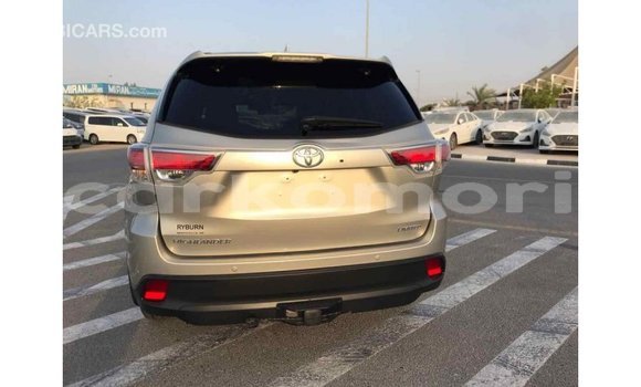 Acheter Import Voiture Toyota Highlander Beige à Import - Dubai, Grande Comore Acheter Import Voiture Toyota Highlander Beige à Import - Dubai, Grande Comore