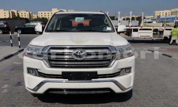 Buy Import Toyota Land Cruiser White Car in Import - Dubai in Great Comore Buy Import Toyota Land Cruiser White Car in Import - Dubai in Great Comore