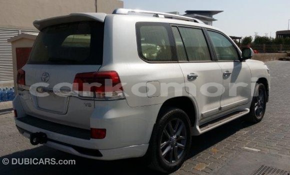 Buy Import Toyota Land Cruiser White Car in Import - Dubai in Great Comore Buy Import Toyota Land Cruiser White Car in Import - Dubai in Great Comore