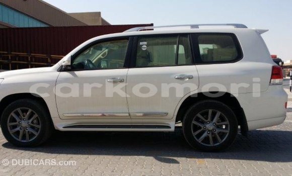 Buy Import Toyota Land Cruiser White Car in Import - Dubai in Great Comore Buy Import Toyota Land Cruiser White Car in Import - Dubai in Great Comore