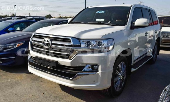 Acheter Import Voiture Toyota Land Cruiser Blanc à Import - Dubai, Grande Comore Acheter Import Voiture Toyota Land Cruiser Blanc à Import - Dubai, Grande Comore