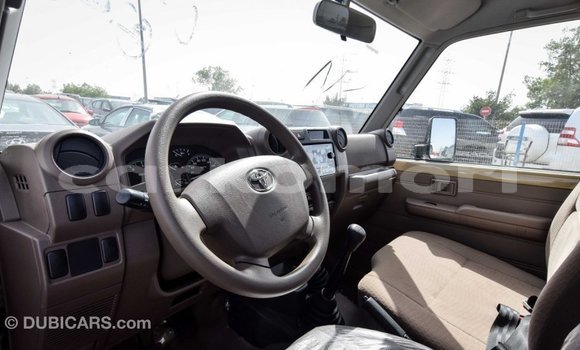Acheter Import Voiture Toyota Land Cruiser Beige à Import - Dubai, Grande Comore Acheter Import Voiture Toyota Land Cruiser Beige à Import - Dubai, Grande Comore