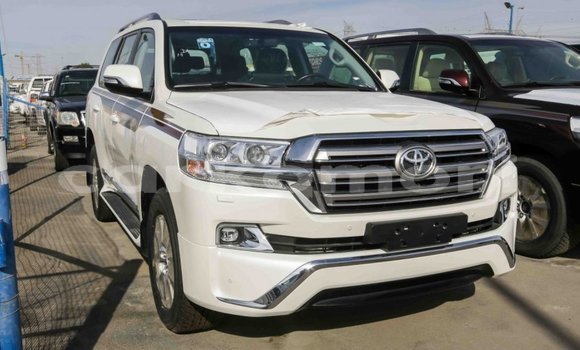 Acheter Import Voiture Toyota Land Cruiser Blanc à Import - Dubai, Grande Comore Acheter Import Voiture Toyota Land Cruiser Blanc à Import - Dubai, Grande Comore