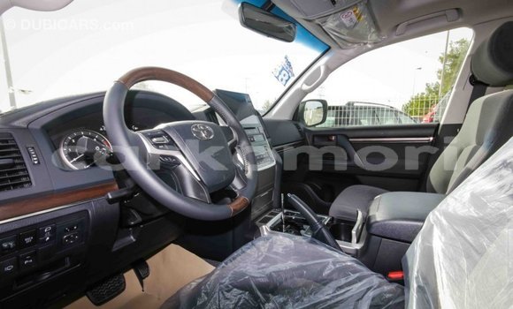 Acheter Import Voiture Toyota Land Cruiser Blanc à Import - Dubai, Grande Comore Acheter Import Voiture Toyota Land Cruiser Blanc à Import - Dubai, Grande Comore