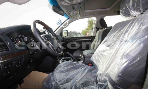 Acheter Import Voiture Toyota Land Cruiser Blanc à Import - Dubai, Grande Comore Acheter Import Voiture Toyota Land Cruiser Blanc à Import - Dubai, Grande Comore