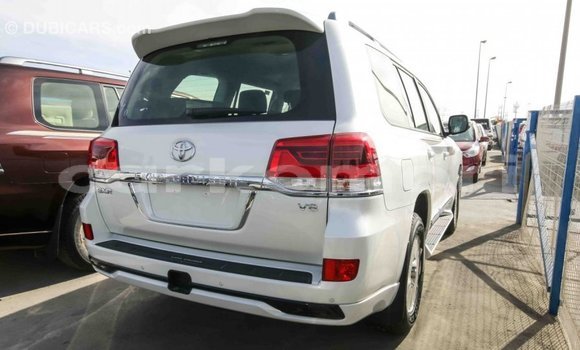 Acheter Import Voiture Toyota Land Cruiser Blanc à Import - Dubai, Grande Comore Acheter Import Voiture Toyota Land Cruiser Blanc à Import - Dubai, Grande Comore