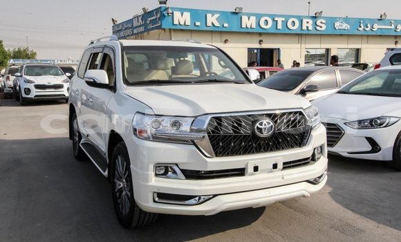 Acheter Import Voiture Toyota Land Cruiser Blanc à Import - Dubai, Grande Comore Acheter Import Voiture Toyota Land Cruiser Blanc à Import - Dubai, Grande Comore