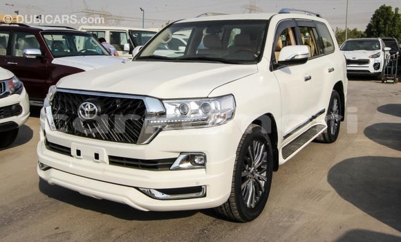 Acheter Import Voiture Toyota Land Cruiser Blanc à Import - Dubai, Grande Comore Acheter Import Voiture Toyota Land Cruiser Blanc à Import - Dubai, Grande Comore
