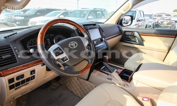 Acheter Import Voiture Toyota Land Cruiser Blanc à Import - Dubai, Grande Comore Acheter Import Voiture Toyota Land Cruiser Blanc à Import - Dubai, Grande Comore