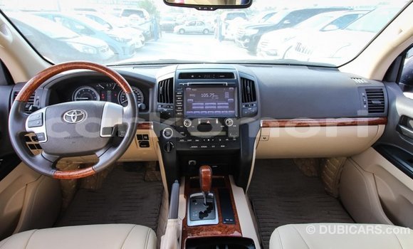 Acheter Import Voiture Toyota Land Cruiser Blanc à Import - Dubai, Grande Comore Acheter Import Voiture Toyota Land Cruiser Blanc à Import - Dubai, Grande Comore