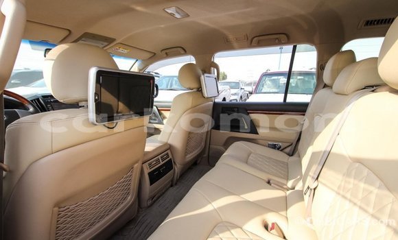 Acheter Import Voiture Toyota Land Cruiser Blanc à Import - Dubai, Grande Comore Acheter Import Voiture Toyota Land Cruiser Blanc à Import - Dubai, Grande Comore