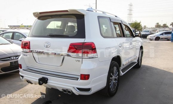 Acheter Import Voiture Toyota Land Cruiser Blanc à Import - Dubai, Grande Comore Acheter Import Voiture Toyota Land Cruiser Blanc à Import - Dubai, Grande Comore