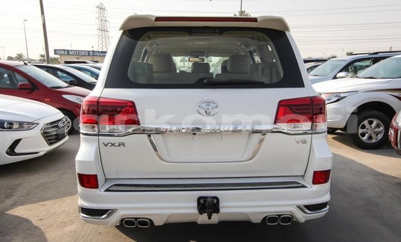 Acheter Import Voiture Toyota Land Cruiser Blanc à Import - Dubai, Grande Comore Acheter Import Voiture Toyota Land Cruiser Blanc à Import - Dubai, Grande Comore
