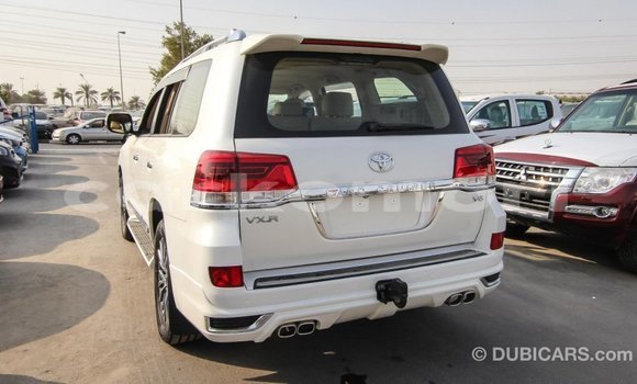 Acheter Import Voiture Toyota Land Cruiser Blanc à Import - Dubai, Grande Comore Acheter Import Voiture Toyota Land Cruiser Blanc à Import - Dubai, Grande Comore