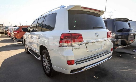 Acheter Import Voiture Toyota Land Cruiser Blanc à Import - Dubai, Grande Comore Acheter Import Voiture Toyota Land Cruiser Blanc à Import - Dubai, Grande Comore