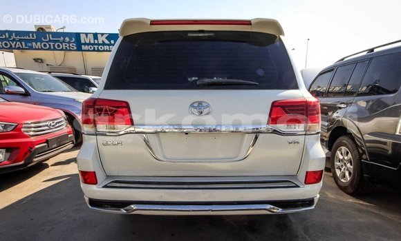 Acheter Import Voiture Toyota Land Cruiser Blanc à Import - Dubai, Grande Comore Acheter Import Voiture Toyota Land Cruiser Blanc à Import - Dubai, Grande Comore