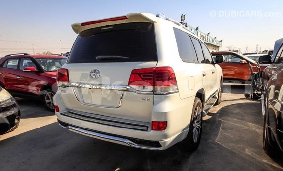 Acheter Import Voiture Toyota Land Cruiser Blanc à Import - Dubai, Grande Comore Acheter Import Voiture Toyota Land Cruiser Blanc à Import - Dubai, Grande Comore