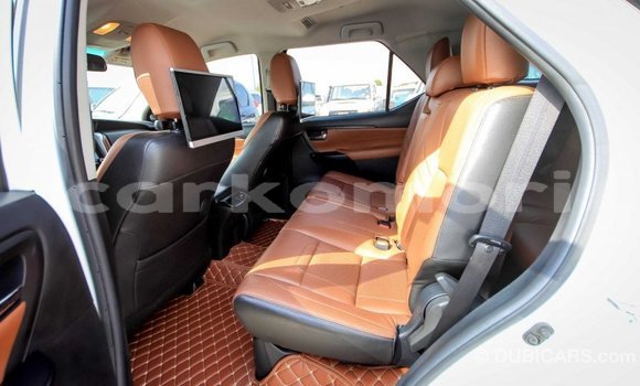 Acheter Import Voiture Toyota Fortuner Blanc à Import - Dubai, Grande Comore Acheter Import Voiture Toyota Fortuner Blanc à Import - Dubai, Grande Comore