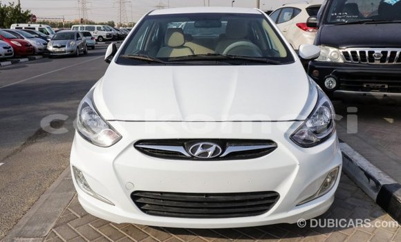 Acheter Import Voiture Hyundai Accent Blanc à Import - Dubai, Grande Comore Acheter Import Voiture Hyundai Accent Blanc à Import - Dubai, Grande Comore