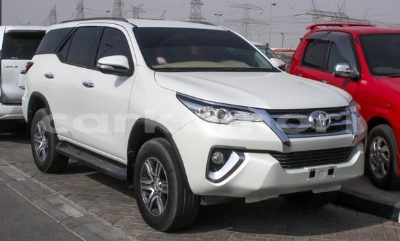 Acheter Import Voiture Toyota Fortuner Blanc à Import - Dubai, Grande Comore Acheter Import Voiture Toyota Fortuner Blanc à Import - Dubai, Grande Comore