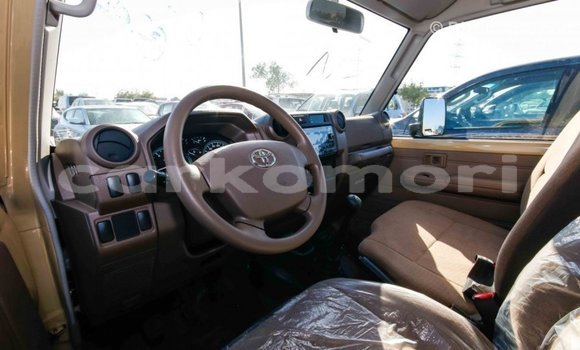 Acheter Import Voiture Toyota Land Cruiser Beige à Import - Dubai, Grande Comore Acheter Import Voiture Toyota Land Cruiser Beige à Import - Dubai, Grande Comore