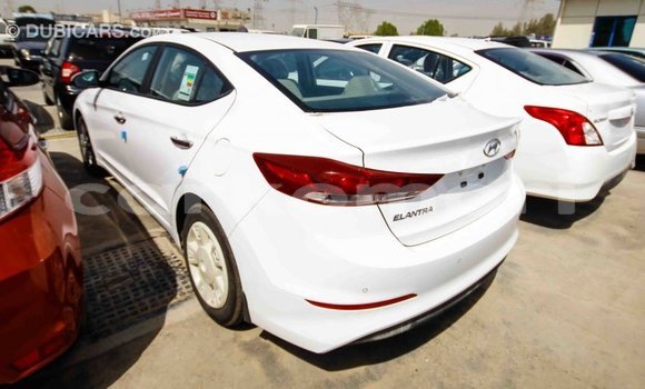 Acheter Import Voiture Hyundai Elantra Blanc à Import - Dubai, Grande Comore Acheter Import Voiture Hyundai Elantra Blanc à Import - Dubai, Grande Comore