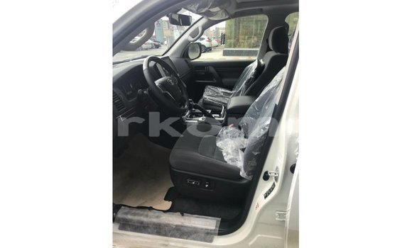 Buy Import Toyota Land Cruiser White Car in Import - Dubai in Great Comore Buy Import Toyota Land Cruiser White Car in Import - Dubai in Great Comore