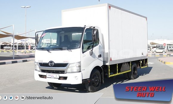 Acheter Import Utilitaire Hino 300 Series Blanc à Import - Dubai, Grande Comore
