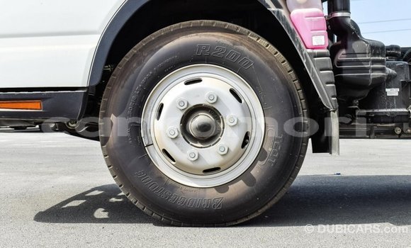 Acheter Import Voiture Mitsubishi Carisma Blanc à Import - Dubai, Grande Comore