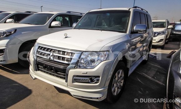 Acheter Import Voiture Mitsubishi Pajero Blanc à Import - Dubai, Grande Comore Acheter Import Voiture Mitsubishi Pajero Blanc à Import - Dubai, Grande Comore
