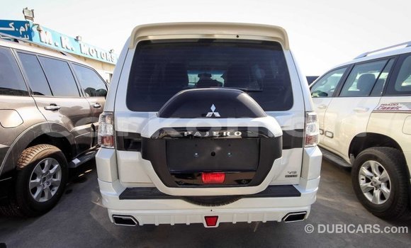 Acheter Import Voiture Mitsubishi Pajero Blanc à Import - Dubai, Grande Comore Acheter Import Voiture Mitsubishi Pajero Blanc à Import - Dubai, Grande Comore