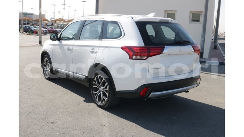 Big with watermark mitsubishi outlander grande comore import dubai 1543
