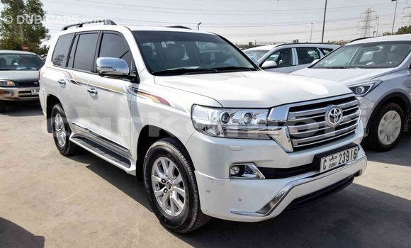 Acheter Import Voiture Toyota Land Cruiser Blanc à Import - Dubai, Grande Comore Acheter Import Voiture Toyota Land Cruiser Blanc à Import - Dubai, Grande Comore