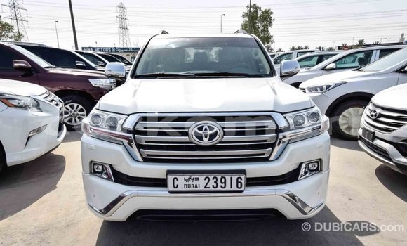 Acheter Import Voiture Toyota Land Cruiser Blanc à Import - Dubai, Grande Comore Acheter Import Voiture Toyota Land Cruiser Blanc à Import - Dubai, Grande Comore