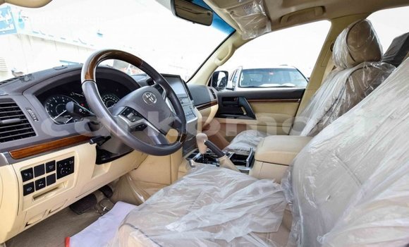 Acheter Import Voiture Toyota Land Cruiser Blanc à Import - Dubai, Grande Comore Acheter Import Voiture Toyota Land Cruiser Blanc à Import - Dubai, Grande Comore