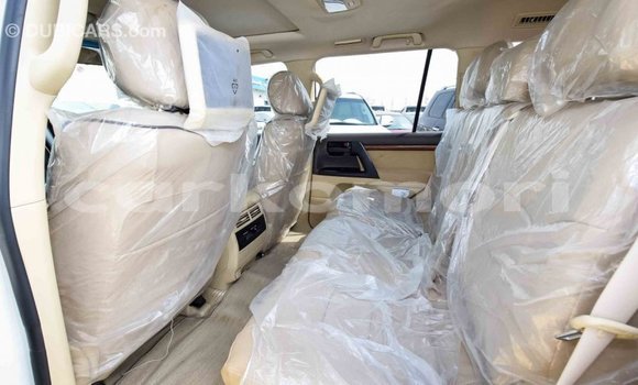 Acheter Import Voiture Toyota Land Cruiser Blanc à Import - Dubai, Grande Comore Acheter Import Voiture Toyota Land Cruiser Blanc à Import - Dubai, Grande Comore