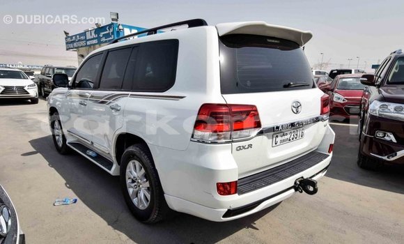 Acheter Import Voiture Toyota Land Cruiser Blanc à Import - Dubai, Grande Comore Acheter Import Voiture Toyota Land Cruiser Blanc à Import - Dubai, Grande Comore