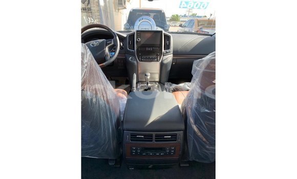 Buy Import Toyota Land Cruiser White Car in Import - Dubai in Great Comore Buy Import Toyota Land Cruiser White Car in Import - Dubai in Great Comore