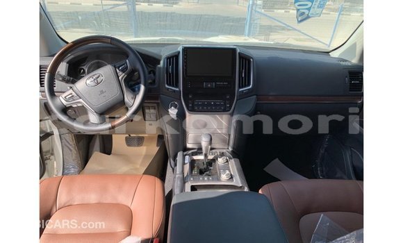 Buy Import Toyota Land Cruiser White Car in Import - Dubai in Great Comore Buy Import Toyota Land Cruiser White Car in Import - Dubai in Great Comore