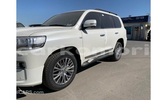 Buy Import Toyota Land Cruiser White Car in Import - Dubai in Great Comore Buy Import Toyota Land Cruiser White Car in Import - Dubai in Great Comore