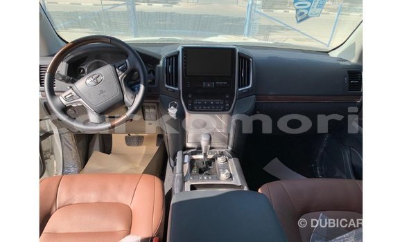 Buy Import Toyota Land Cruiser White Car in Import - Dubai in Great Comore Buy Import Toyota Land Cruiser White Car in Import - Dubai in Great Comore