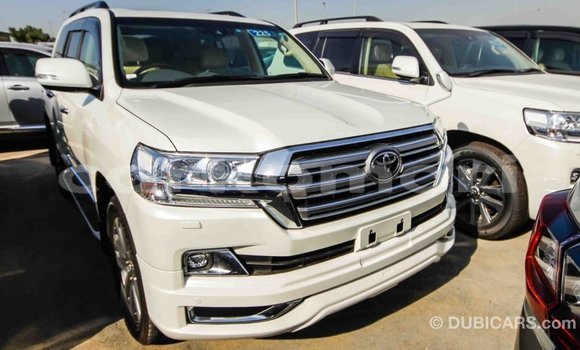 Acheter Import Voiture Toyota Land Cruiser Blanc à Import - Dubai, Grande Comore Acheter Import Voiture Toyota Land Cruiser Blanc à Import - Dubai, Grande Comore